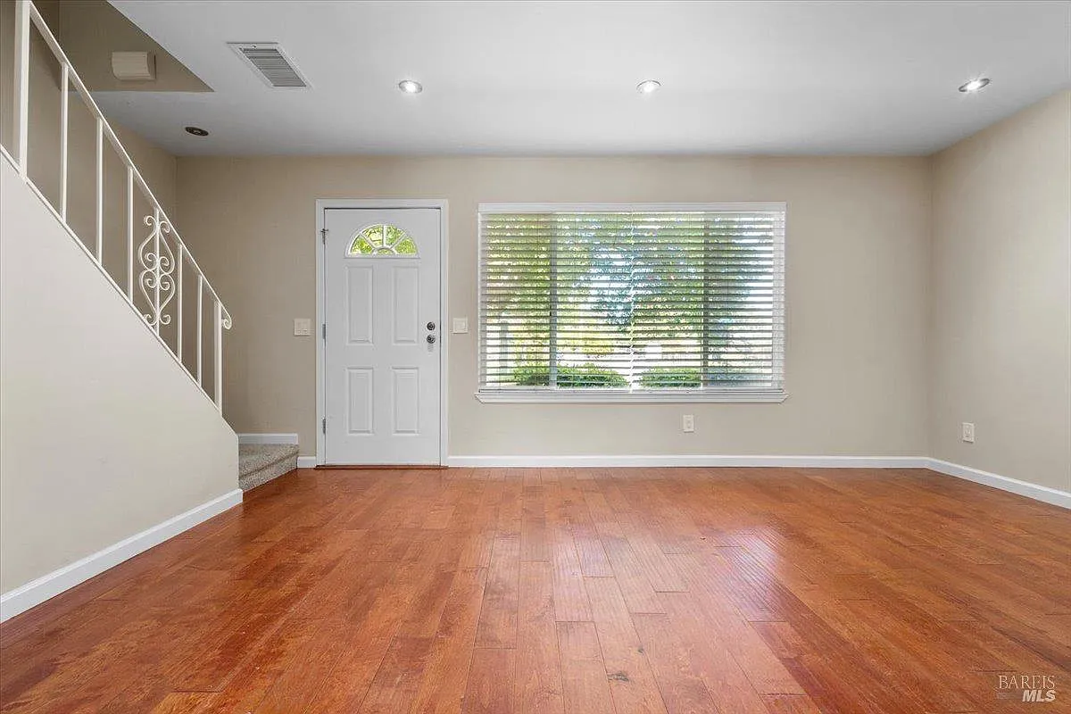303 Algiers Court - Photo 5