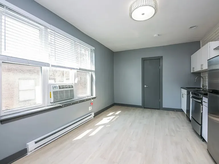 944 W Montrose — Photo 10