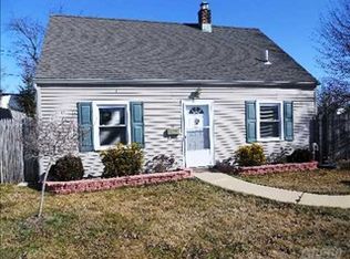 17 Schoolhouse Rd, Levittown, NY 11756