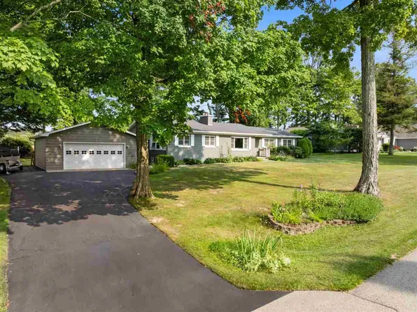 826 Surrey Ln, Petoskey, MI 49770
