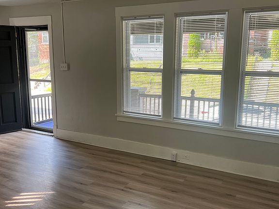 5th image of 326 Rochelle St
