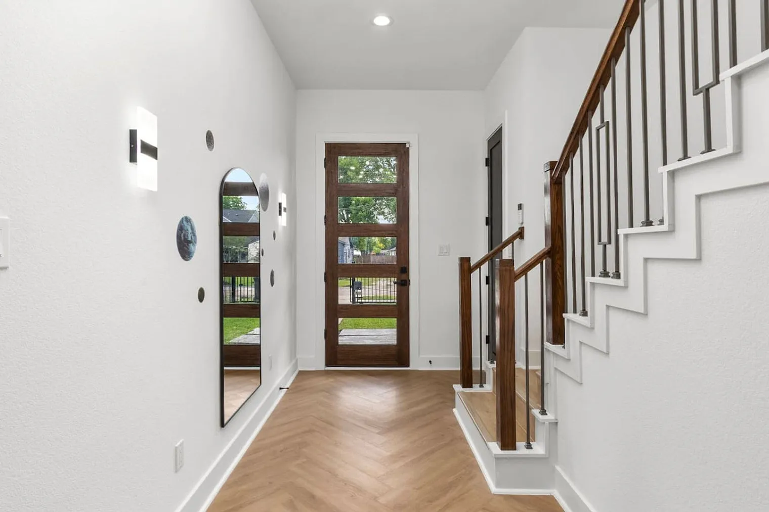4 bed, 2.0 bath, 1367 sqft, $4,293 — Photo 4