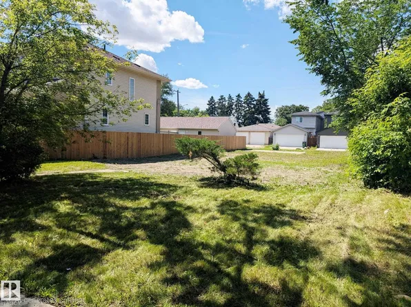 11726 122nd St NW, Edmonton, AB T5M 0C3