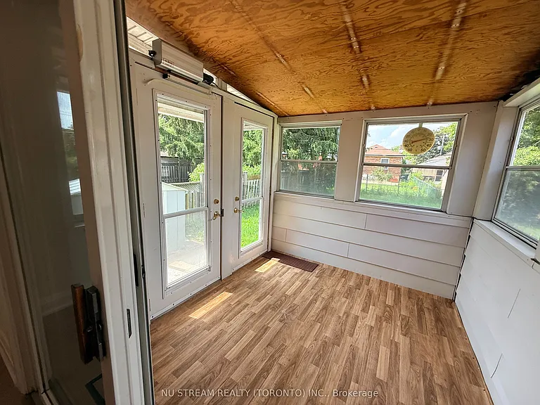 6 Rosemarie Dr #UPPER LEVEL — Photo 13