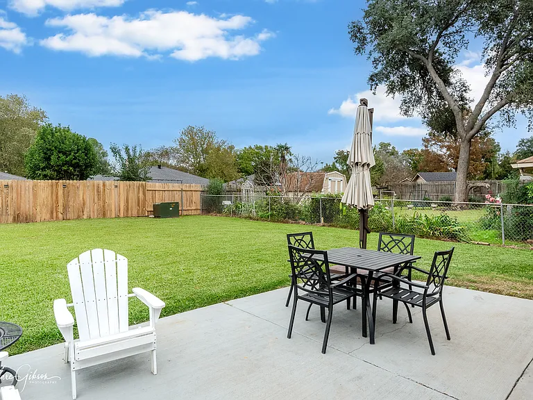 106 Fountainbleu Dr — Photo 1
