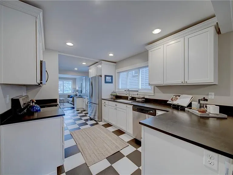551 NE Ravenna Blvd — Photo 10