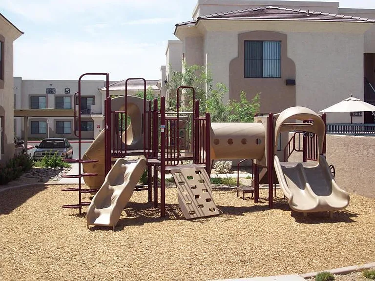 Indigo Pointe Apartments — Photo 2