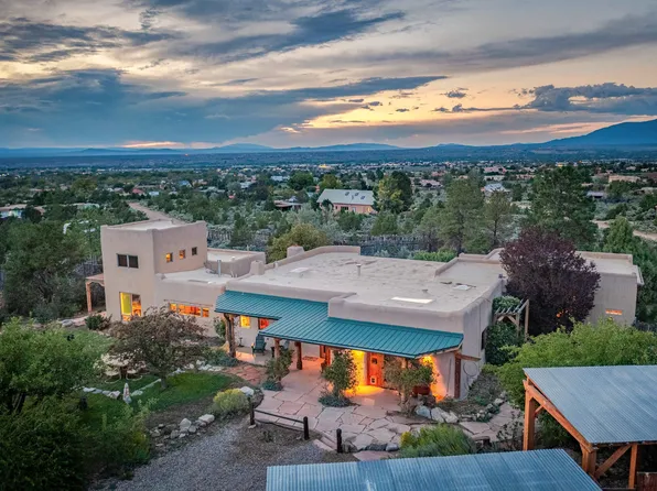 4 La Semilla Rd, Taos, NM 87571