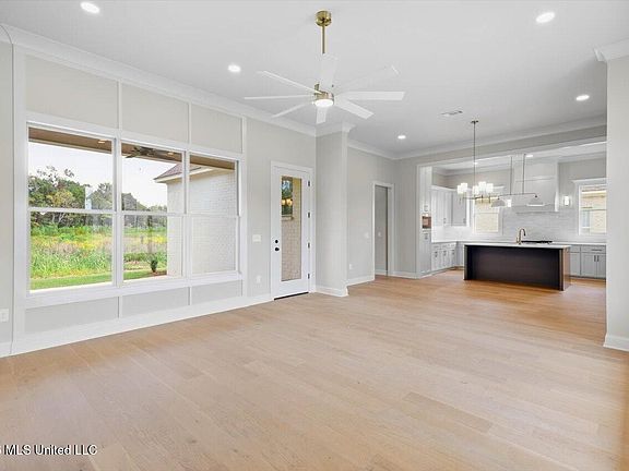 4th image of 392 Aurora Cir