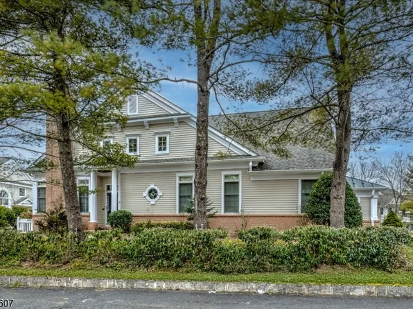 2 Cowdray Pkwy, Far Hills Boro, NJ 07931