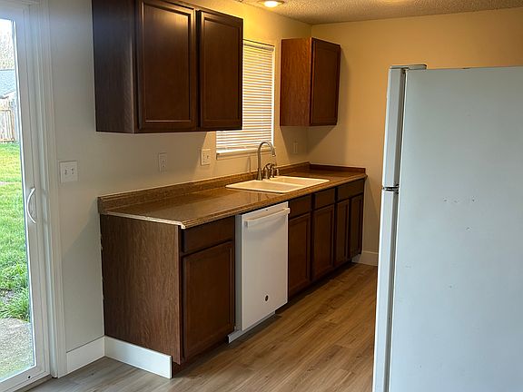 5th image of 1103 SE 145th Ct