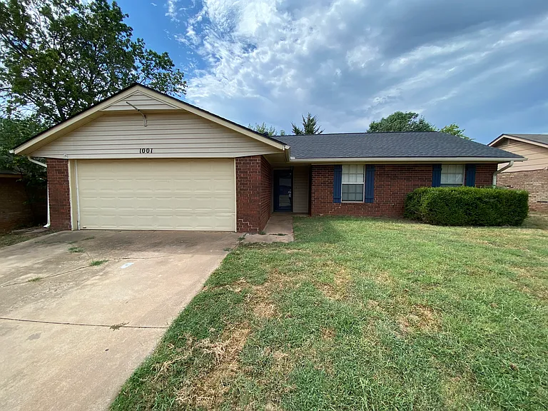 1001 E Knapp Ave — Photo 1
