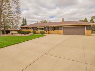 16300 W Hansen Dr, New Berlin, WI 53151