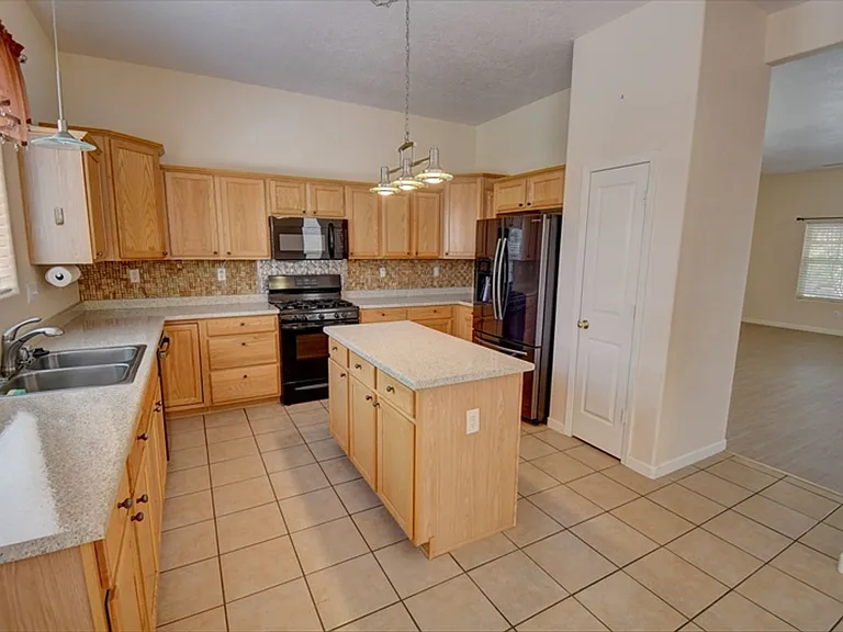 2011 Dillon Dr NE — Photo 4