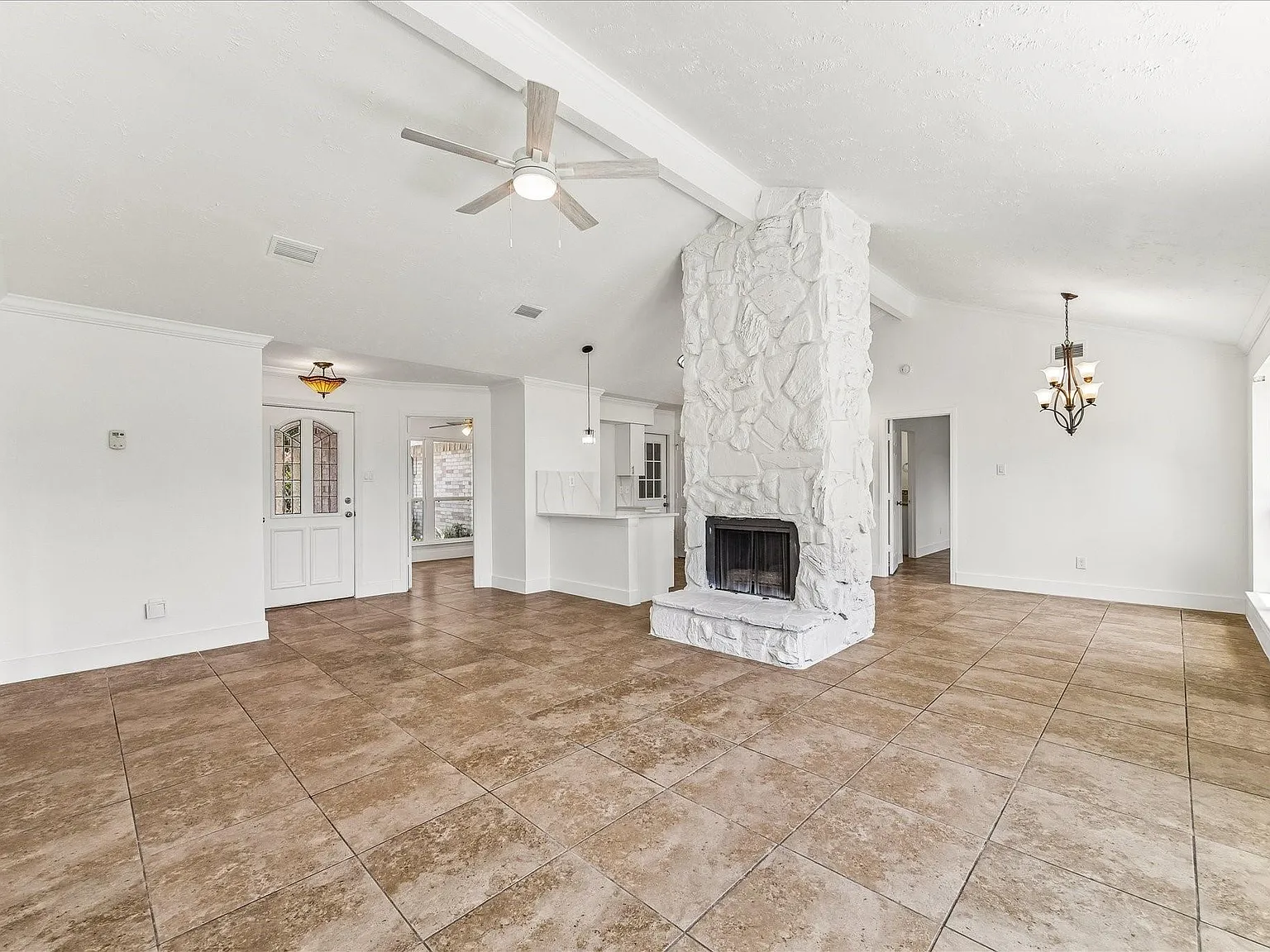 4 bed, 2.0 bath, 1356 sqft, $2,250 — Photo 4