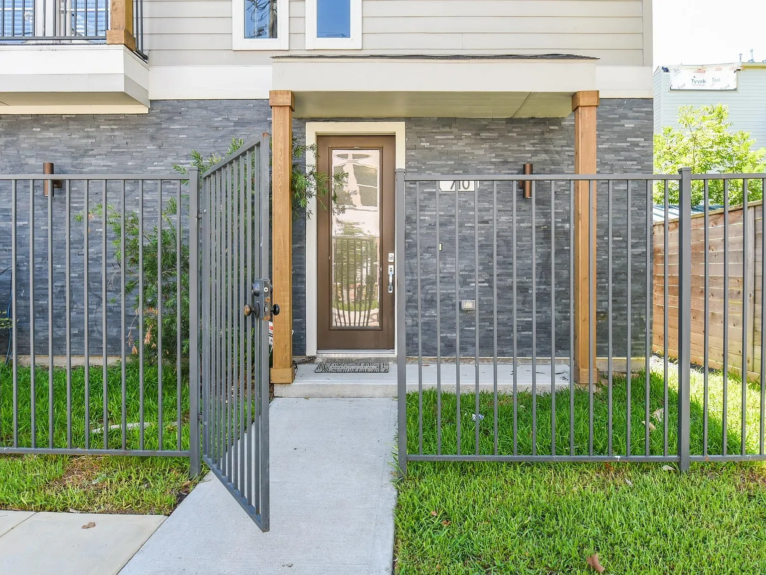 3 bed, 3.5 bath, 1937 sqft, $2,800 — Photo 3