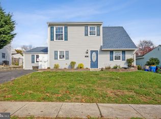 32 Aspen Ln, Levittown, PA 19055
