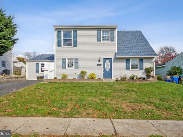 32 Aspen Ln, Levittown, PA 19055