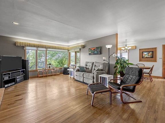 4th image of 2600 Maple Dr NW