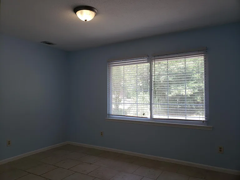 305 Sussex Ct — Photo 8