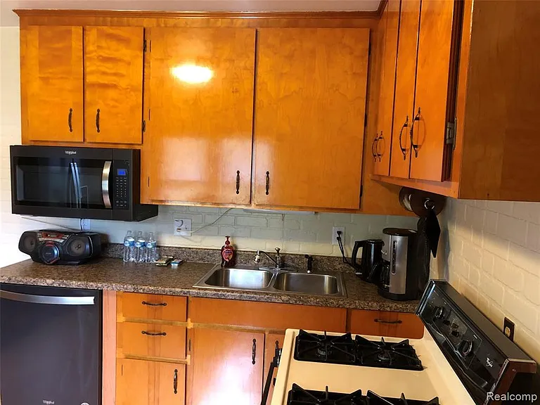 2111 W Forteen Mile Rd — Photo 22