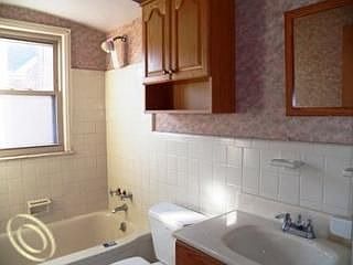 4th image of 1610 Lincoln Ave