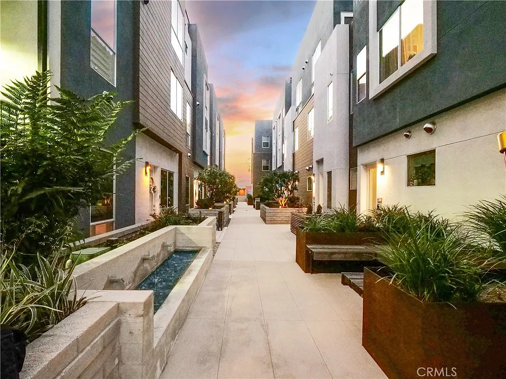 3 bed, 2.5 bath, 1950 sqft, $6,300 — Photo 1