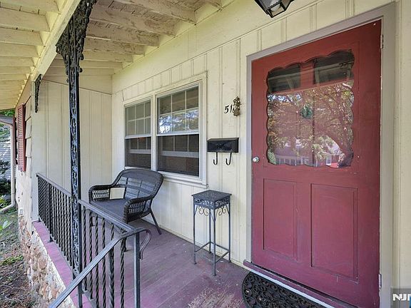 5th image of 51 Laurel Dr
