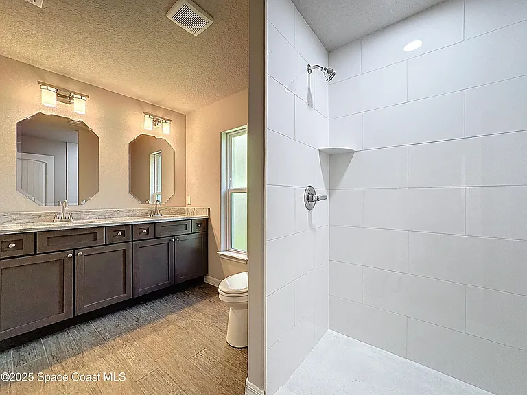 144 Roosevelt St — Photo 17