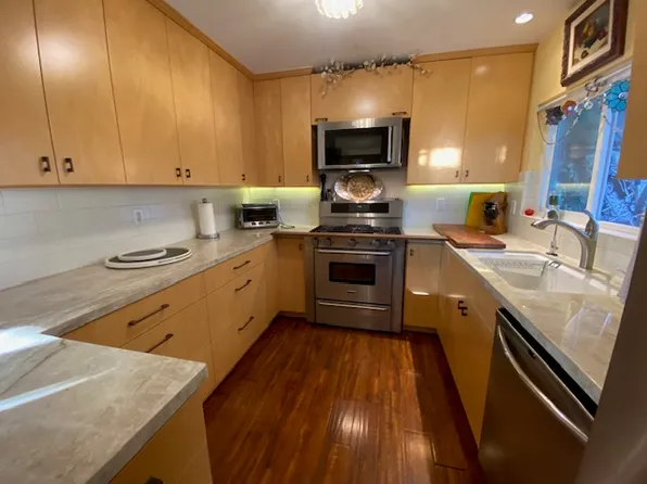 2222 Canyon Dr, Costa Mesa, CA 92627