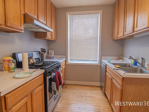 3rd image of 7648 N Greenview Ave Unit 2