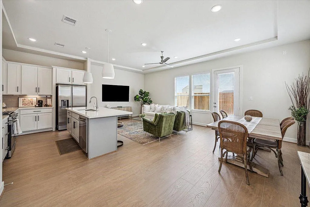 4 bed, 2.5 bath, 1904 sqft, $2,750 — Photo 4