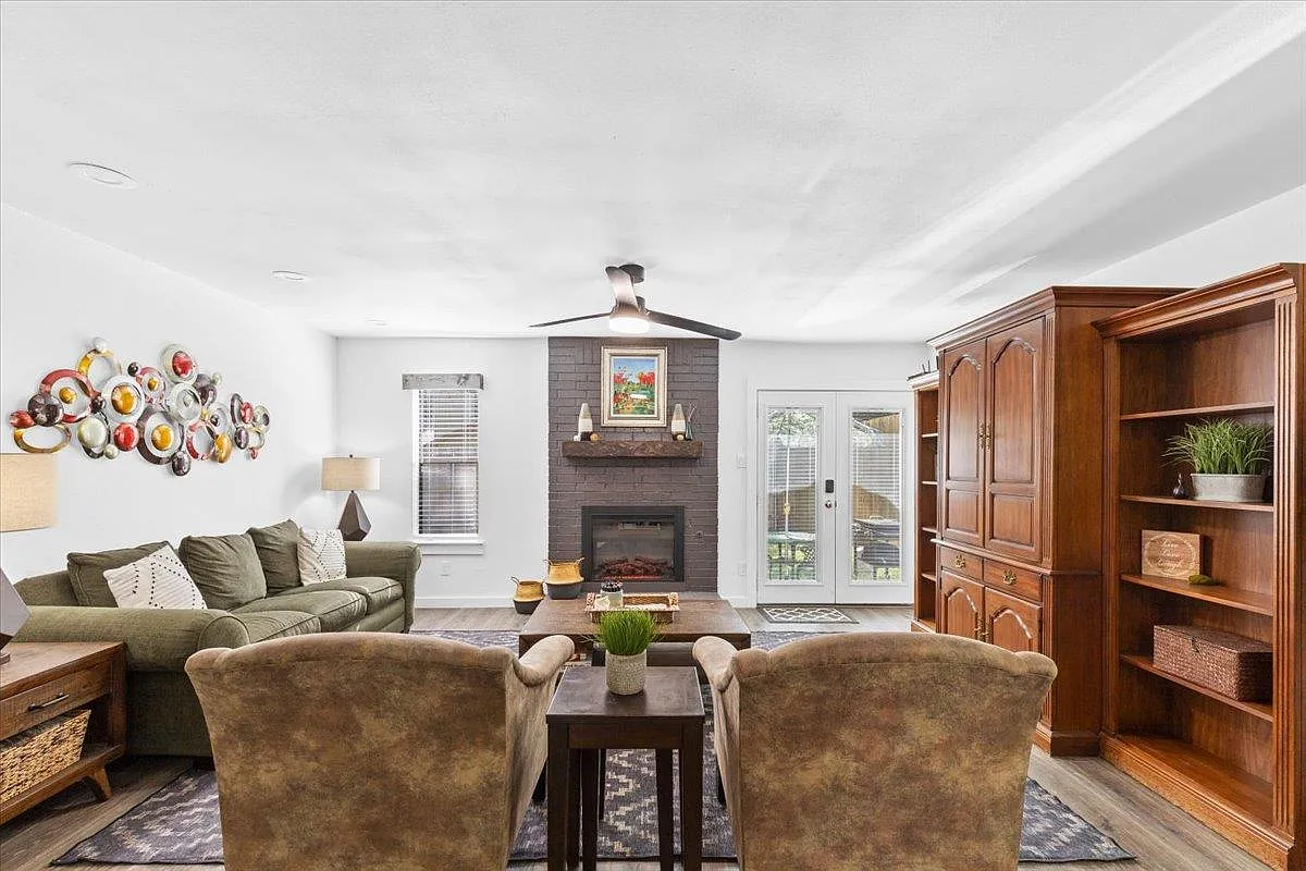 3 bed, 2.0 bath, 1312 sqft, $2,900 — Photo 2