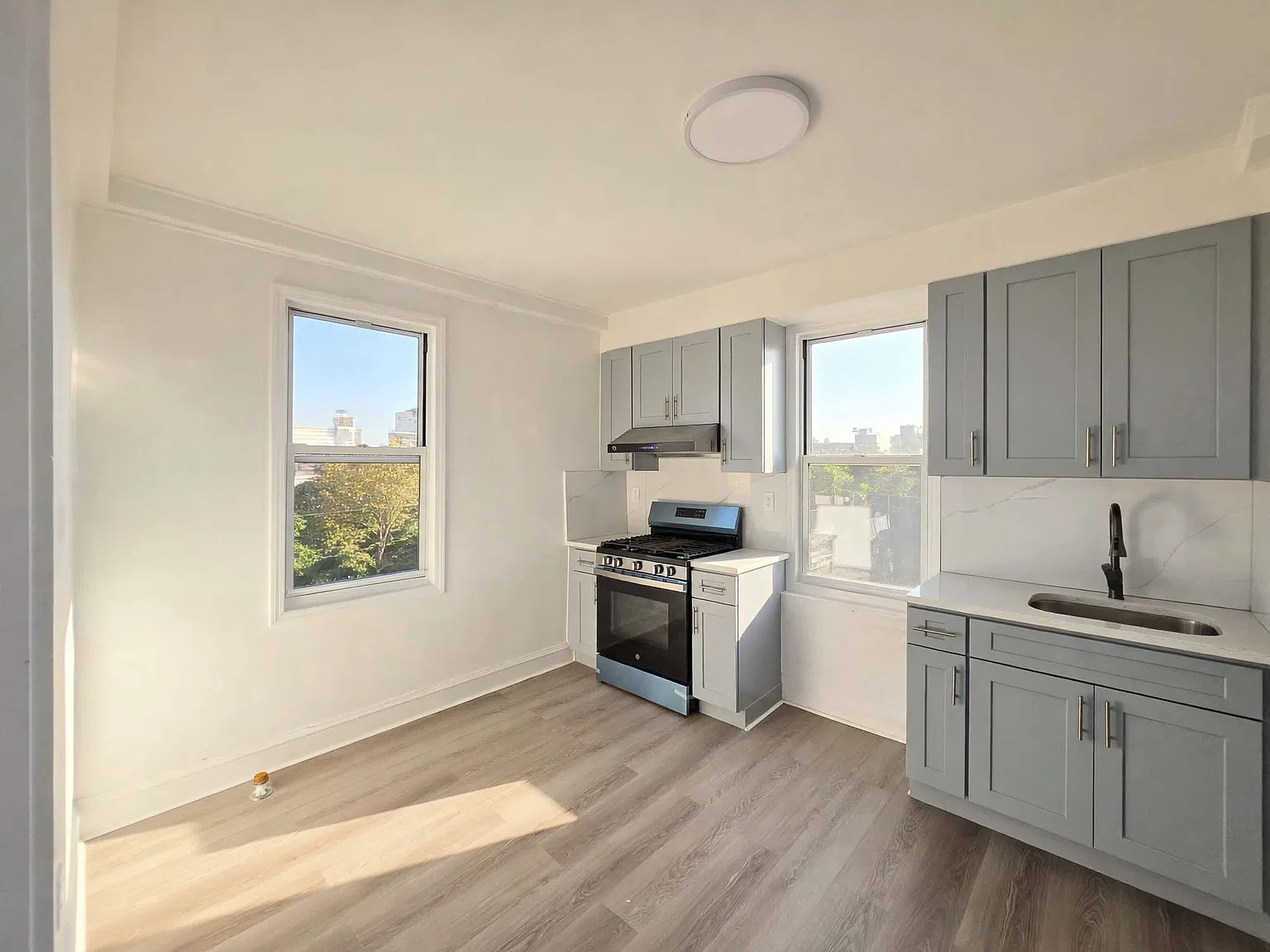 2 bed, 600 sqft, $2,400 — Photo 1
