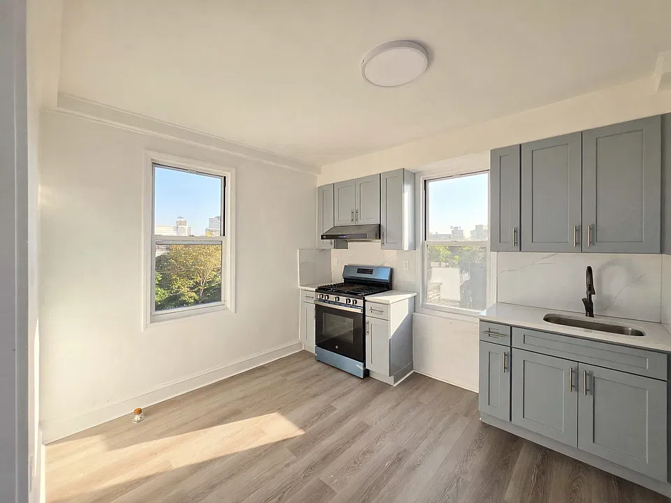 1749 Victory Blvd #3