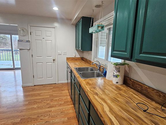 3rd image of 1131 Linus St