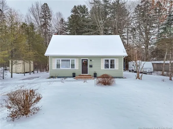 102 McMinniman Ct, Fredericton, NB E3A 8S4