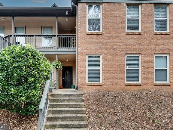 2nd image of 1605 Beaumont Cir