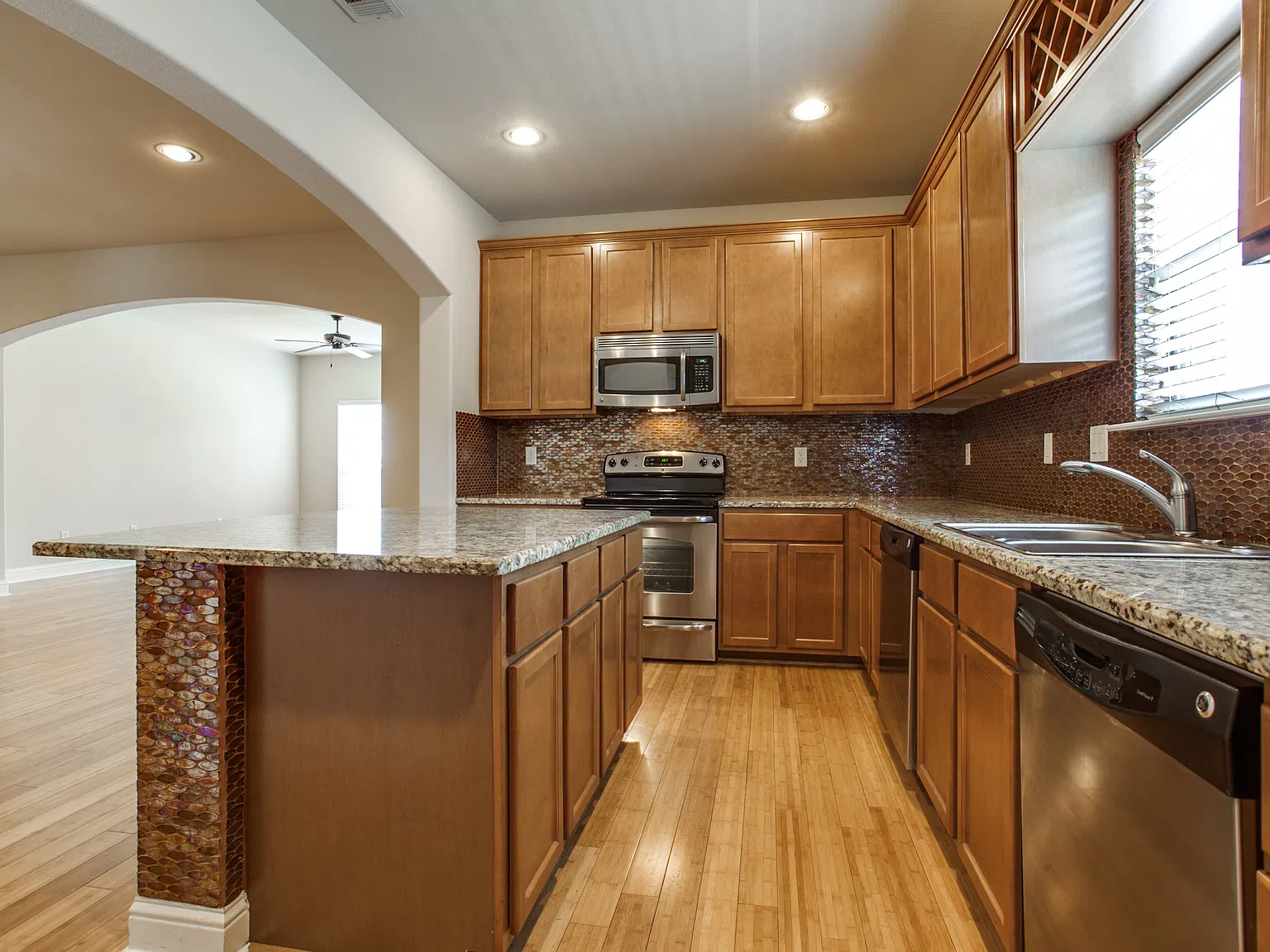 5 bed, 2200 sqft, $7,375 — Photo 4