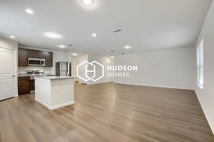 3 bed, 2.0 bath, 1600 sqft, $1,299 — Photo 4