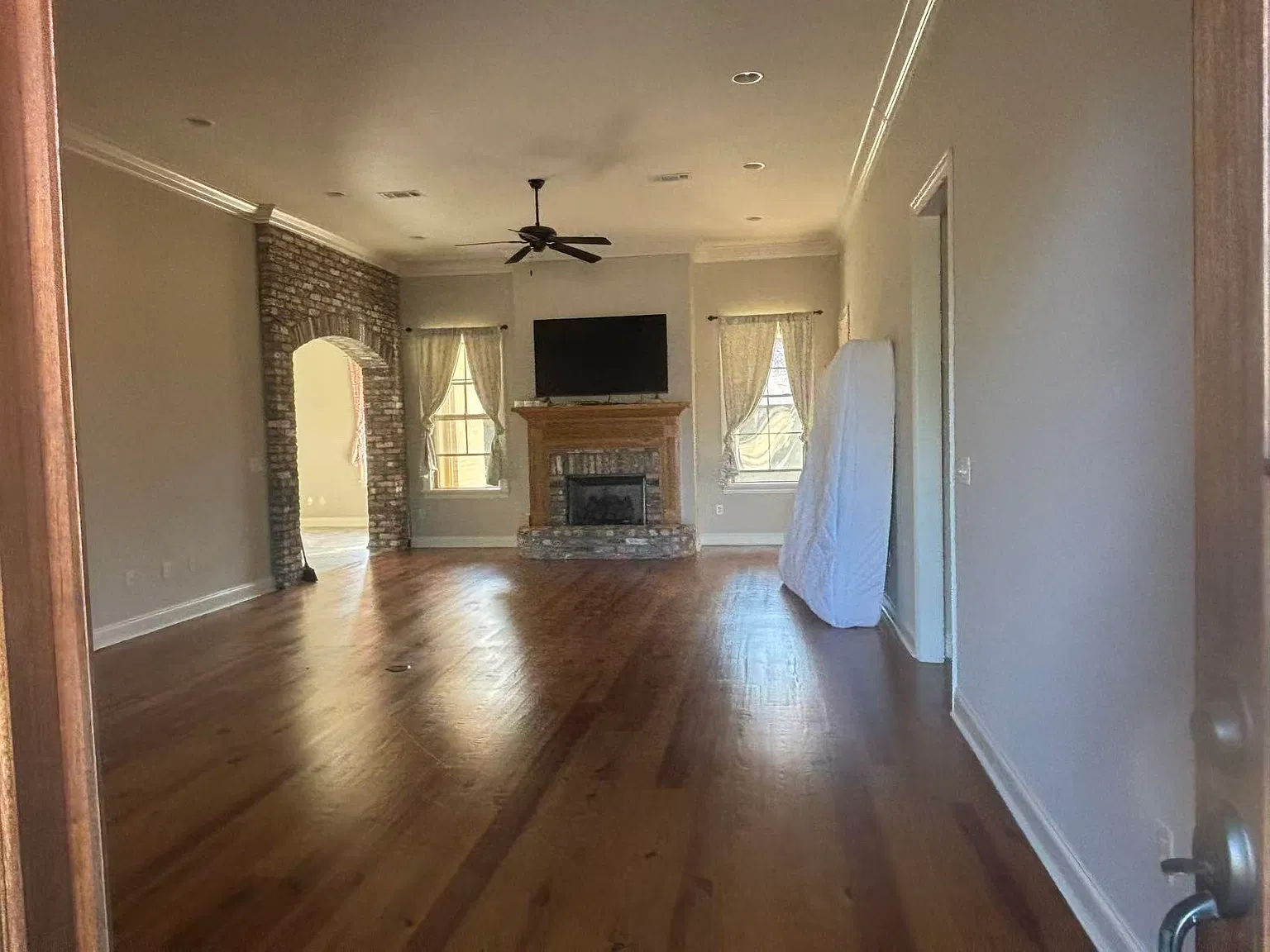 4 bed, 3284 sqft, $3,500 — Photo 3