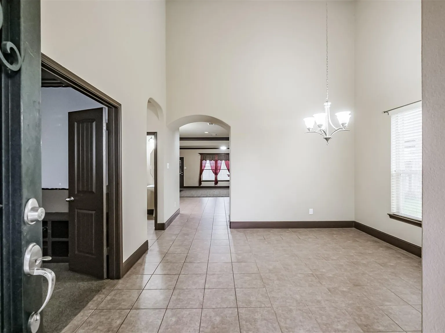 4 bed, 2.5 bath, 3316 sqft, $2,500 — Photo 3