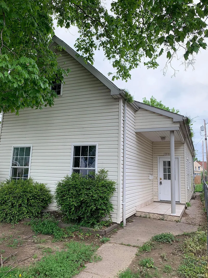 210 E Maryland St photo 1