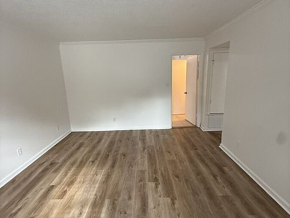 3rd image of 103 Woodhouse Ln APT B