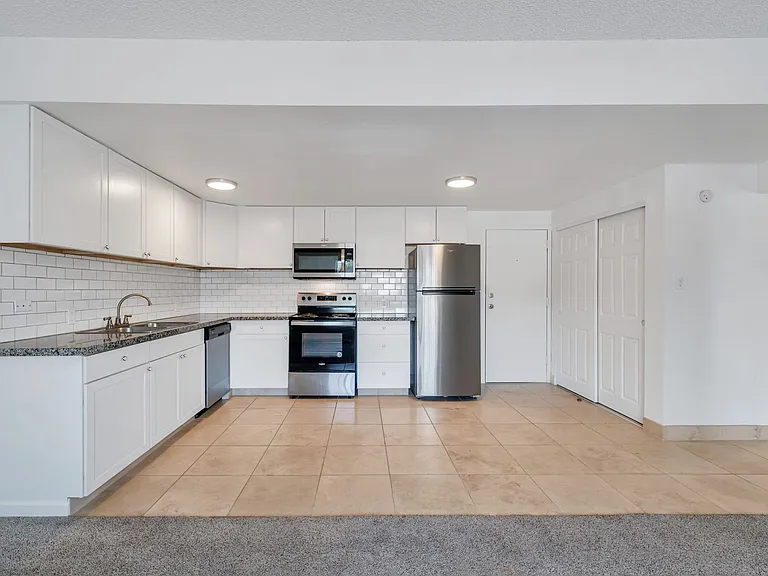 300 Holcomb — Photo 1