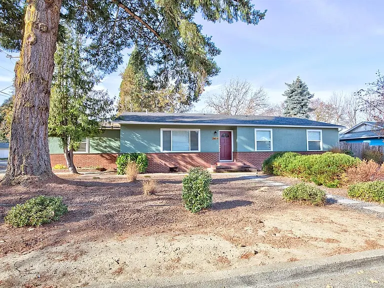 1694 Cloverlawn Dr — Photo 2