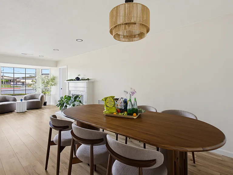 Living room (Pic 6)