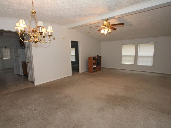 The large living room has LOTS of space!!