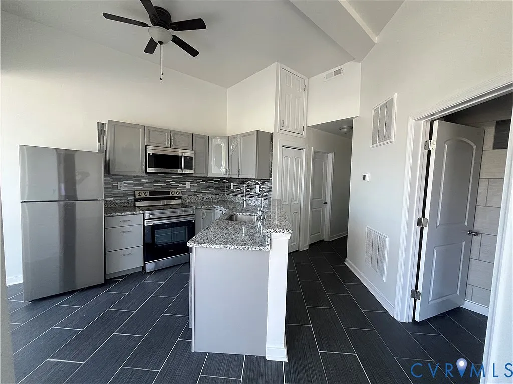 3 bed, 2.0 bath, 1100 sqft, $2,100 — Photo 1