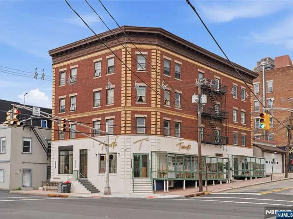 1-2 Hilliard Ave, Edgewater, NJ